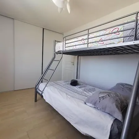 Villa Avec Piscine • 15' *