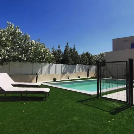 Villa Avec Piscine • 15' *