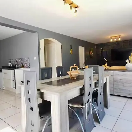 Villa Avec Piscine • 15'
