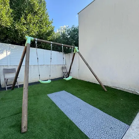 Avec Piscine • 15' Villa