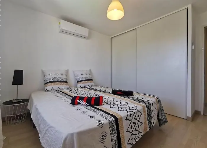 Βίλα Avec Piscine • 15' Μπεζιέ