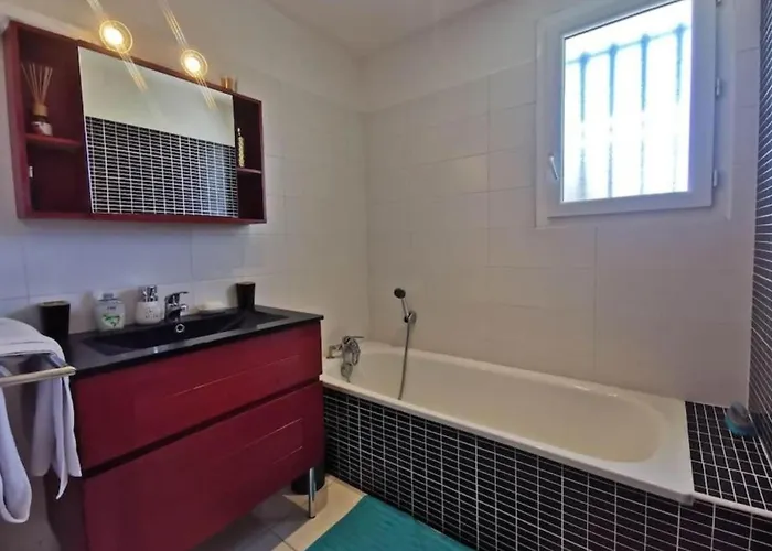 Avec Piscine • 15' *